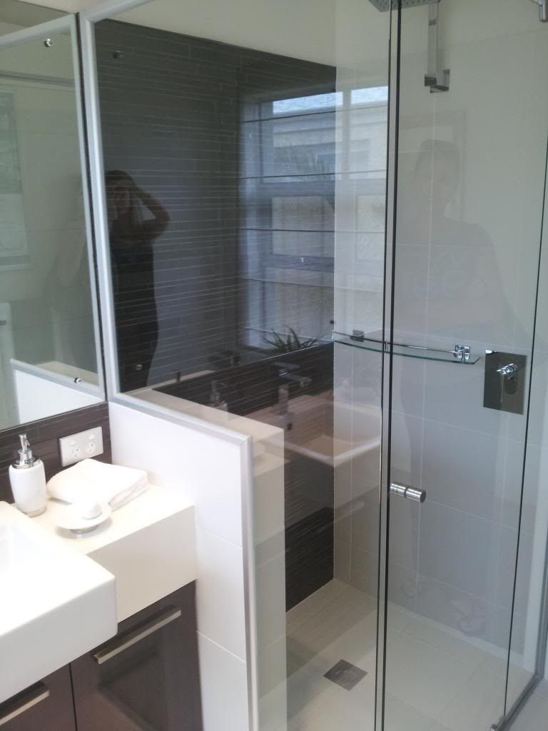 View Photo: Re: Space between shower screen and vanity??