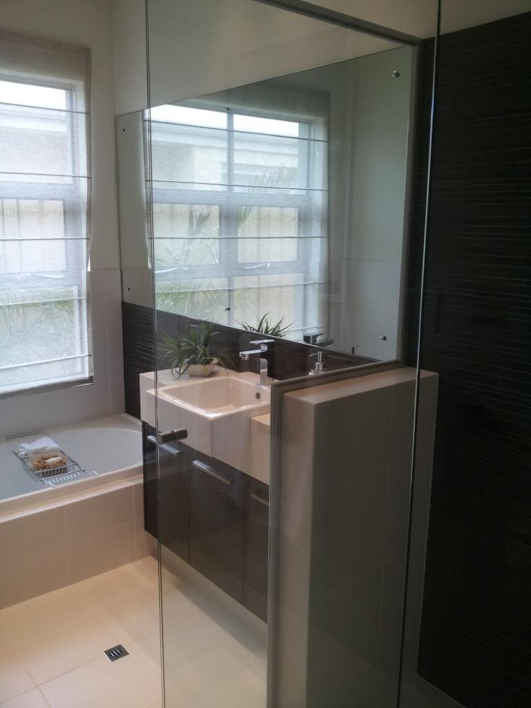 View Photo: Re: Space between shower screen and vanity??